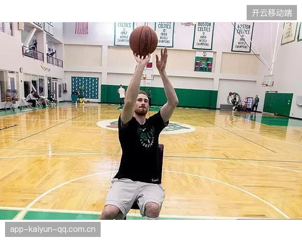 球星在赛季间隔接受专项训练，技术细节获显著改善